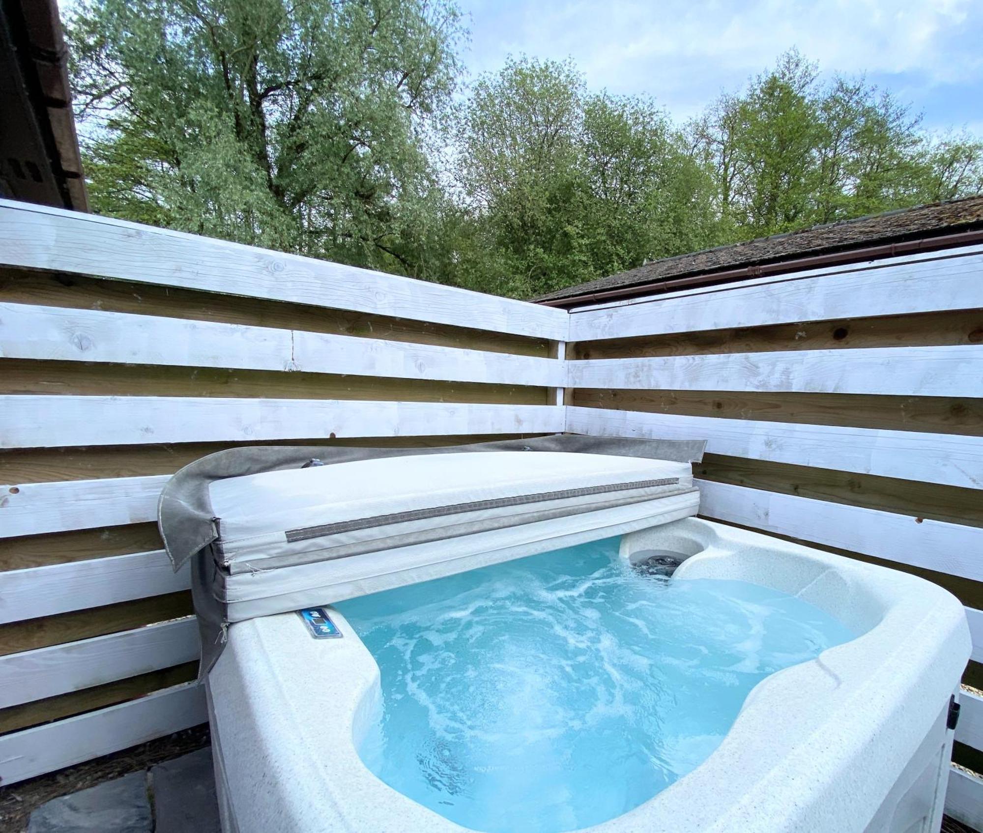 Magpie 5 Hot Tub Huntersmoon-Warminster-Bath-Wiltshire Villa Exterior photo