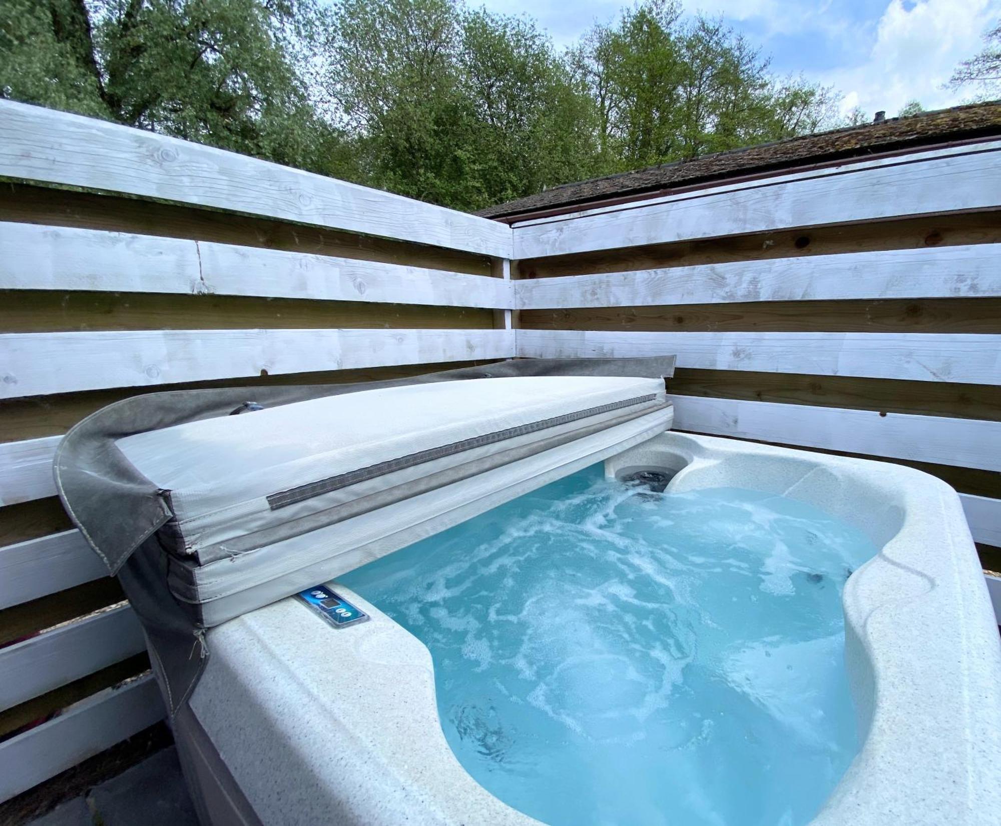 Magpie 5 Hot Tub Huntersmoon-Warminster-Bath-Wiltshire Villa Exterior photo